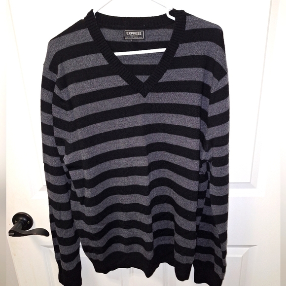 An Express 100% Merino Wool men's v-neck long sleeve sweater in excellent shape - Picture 1 of 7